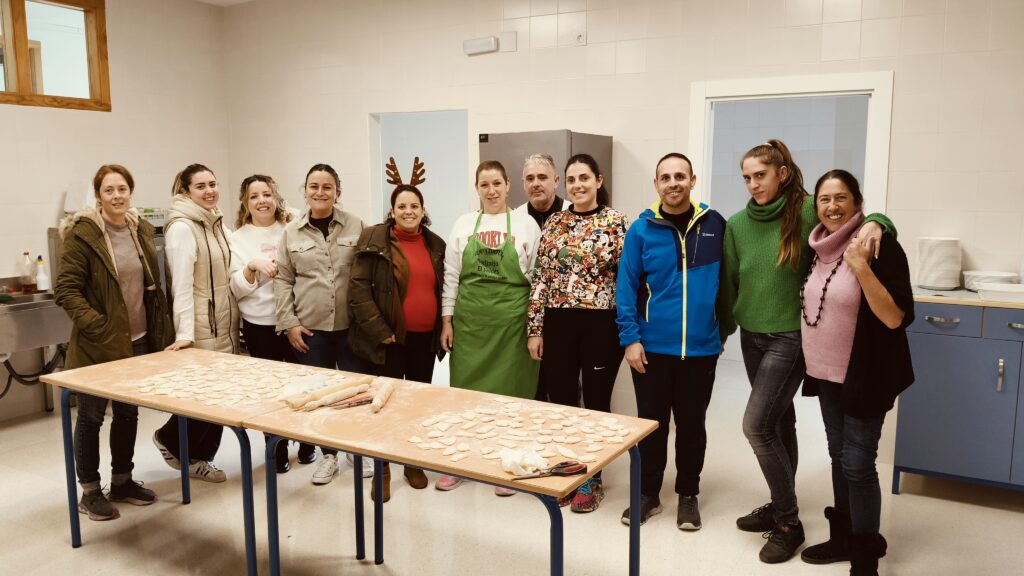 Familias del CPR Salvador Rueda de Moclinejo elaboran las tortas de masa frita