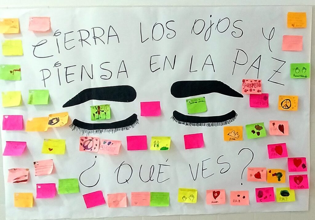 Mural del Día de la Paz en Moclinejo